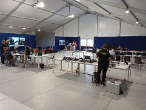 i volontari di RNRE a lavoro per installazioni VOIP